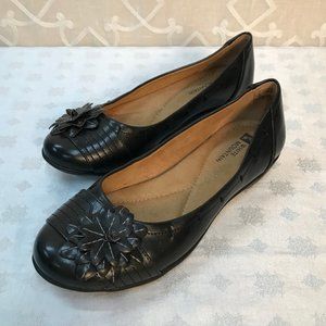 White Mountain Black Flats with Flower Detail